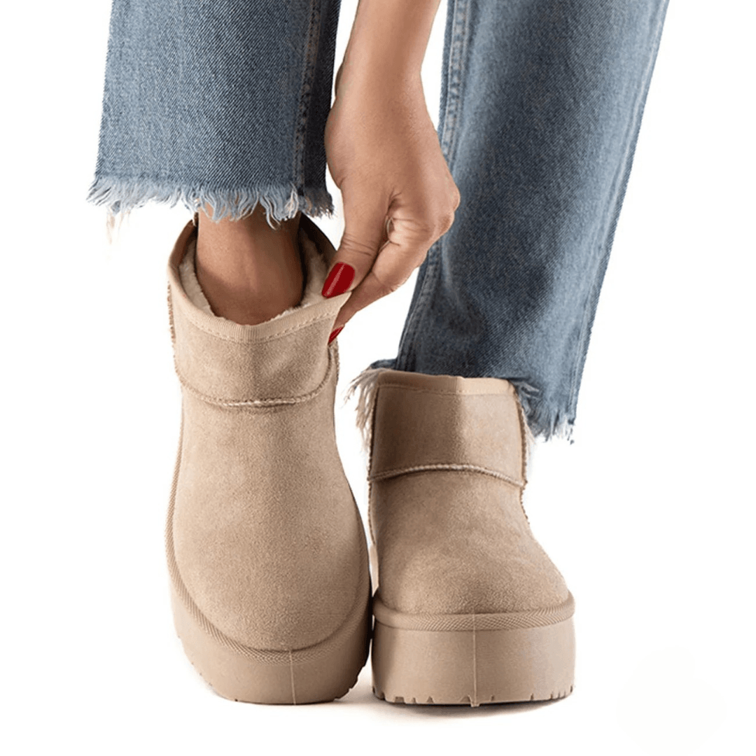 White ankle boots with internal fur and platform wedge