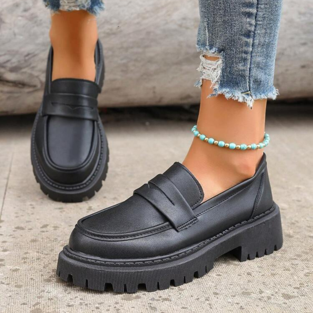 Melanie | Black loafers in quality leather with a cushioned and comfortable sole