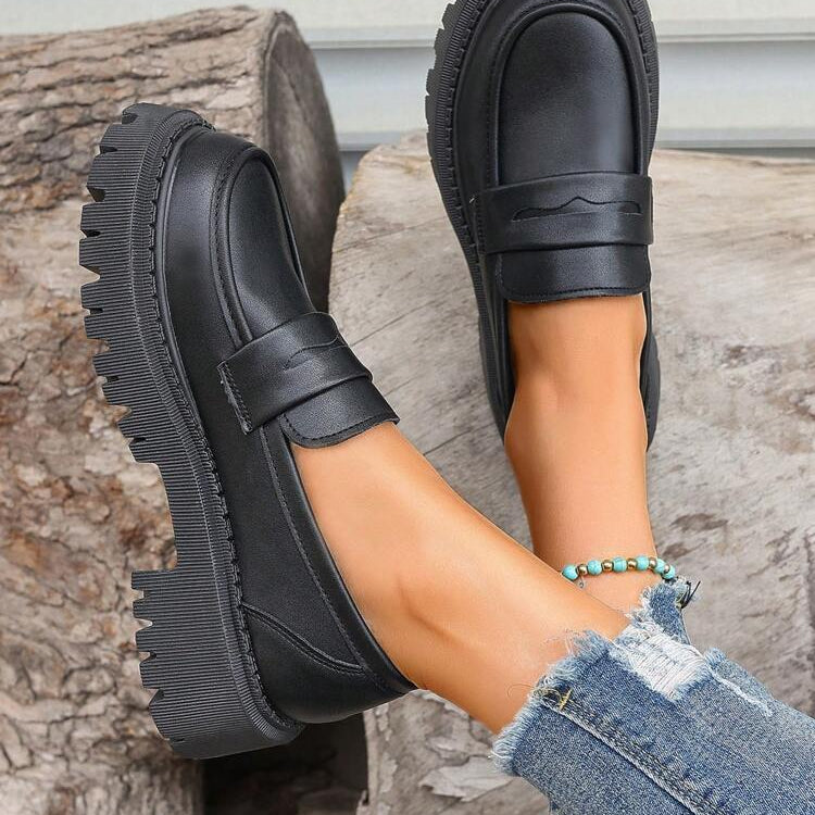 Melanie | Black loafers in quality leather with a cushioned and comfortable sole