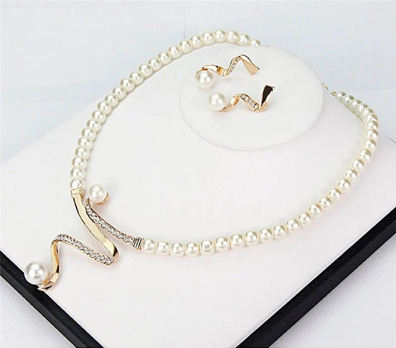 Ensemble collier et boucles d'oreilles en perles naturelles