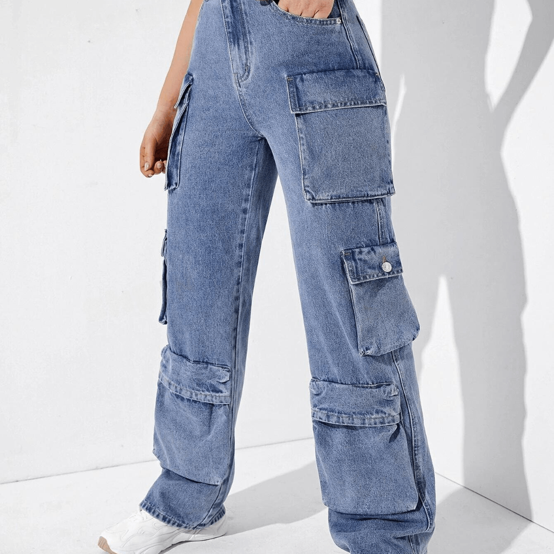 High waist cargo jeans with wide leg pockets