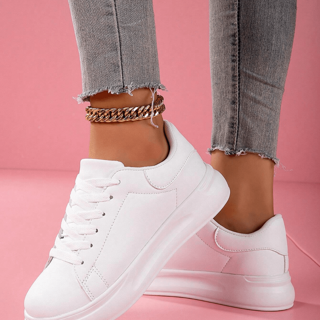 Sports shoes with soft sole