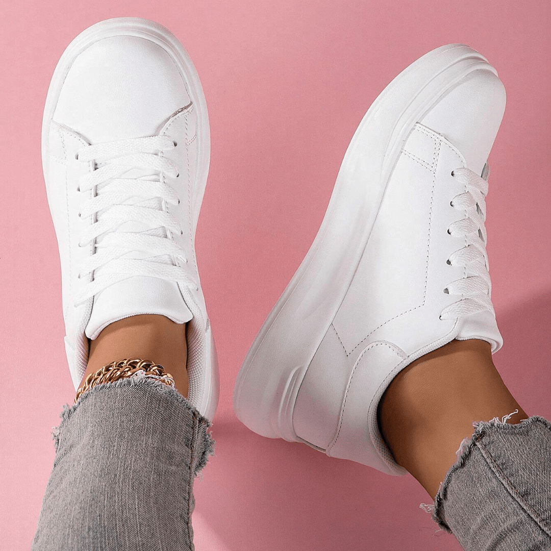 Sports shoes with soft sole