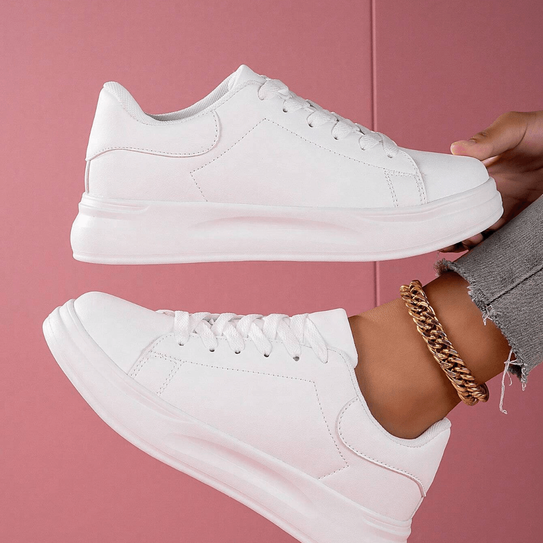 Sports shoes with soft sole