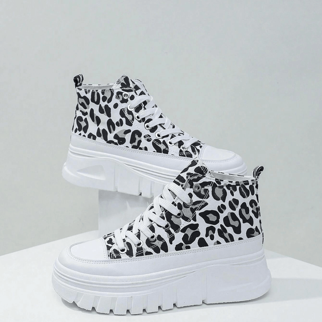 Canvas shoes with high sole