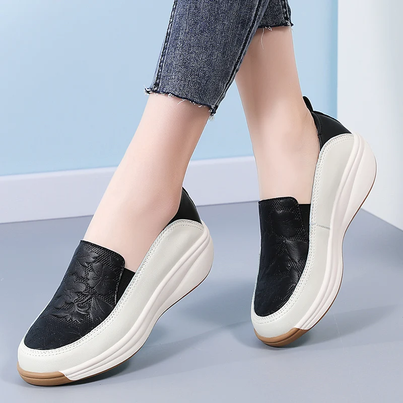 Jocelyne | Leather loafers with embroidered flowers