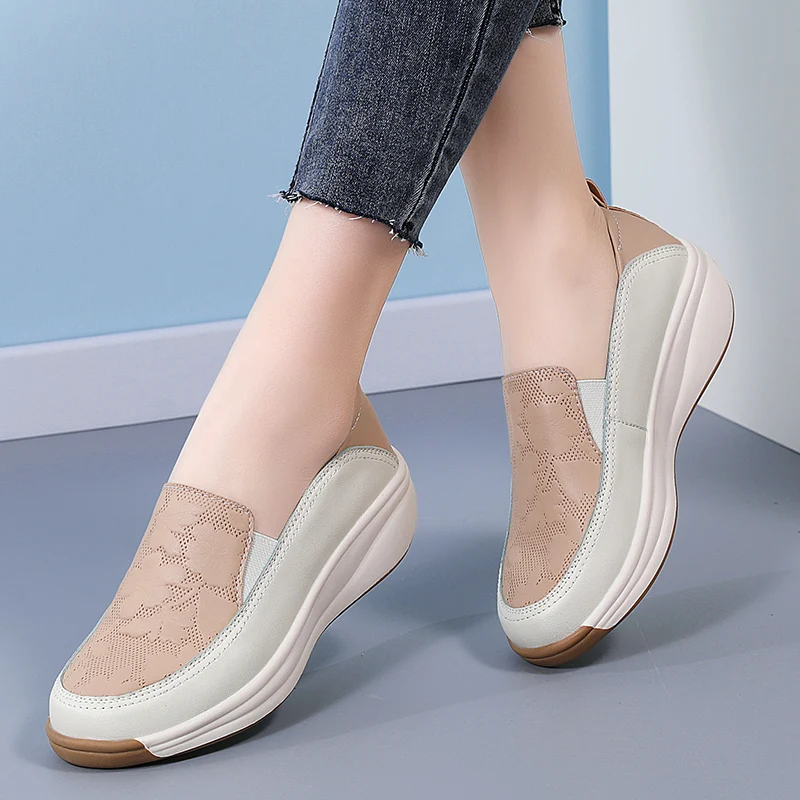 Jocelyne | Leather loafers with embroidered flowers