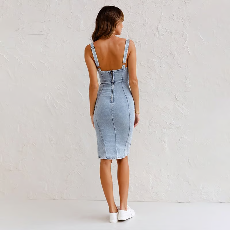 Cami | Robe camisole moulante fendue en jean à bretelles réglables et col en U