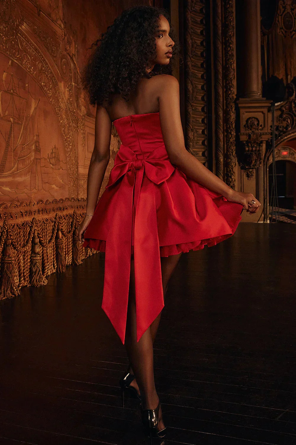 Mia | Mini-robe en satin rouge avec nœud amovible